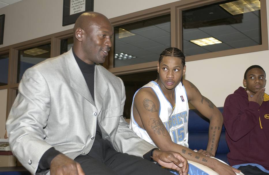Michael Jordan con Carmelo Anthony il 12 aprile 2004, al termine della sua prima stagione in NBA. Chiusa con 21 punti e 6,1 rimbalzi di media (Nbae/Getty)